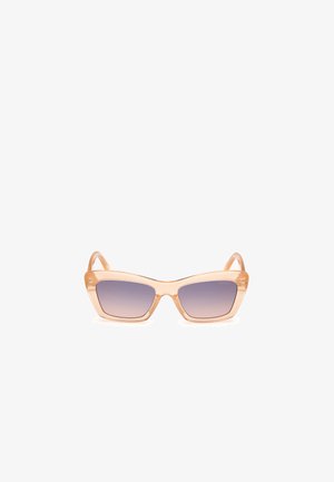 Perzikkleurige cat-eye zonnebril met een verloop van paarse lenzen, met een transparant frame en een hoekig ontwerp.