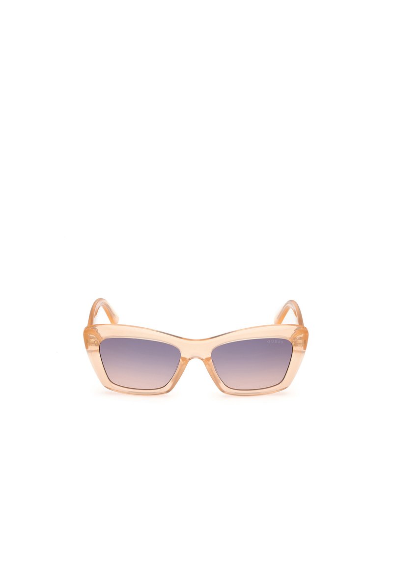Perzikkleurige cat-eye zonnebril met een verloop van paarse lenzen, met een transparant frame en een hoekig ontwerp.