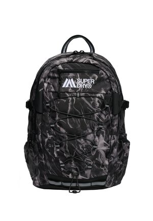Czarny i szary marmurkowy plecak Superdry z przednim sznurkiem bungee, wieloma zapinanymi na zamek kieszeniami, bocznymi kieszeniami i górnym uchwytem.