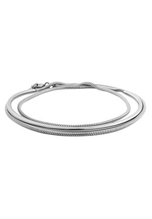 Silberne Schlangenkette mit drei Strängen; glattes, flexibles Design; polierte Oberfläche; mit einem sicheren Verschluss.
