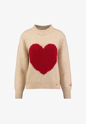 Beige gebreide trui met een opvallend rood hartontwerp op de voorkant, voorzien van een geribbelde kraag en boorden. Subtiele textuur overal.