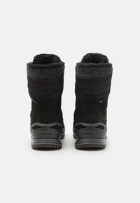 Bottes isolées noires avec une tige en suède et en textile, ornées d'un col en peluche grise, d'une semelle en caoutchouc et de panneaux latéraux élastiques pour un enfilage facile.