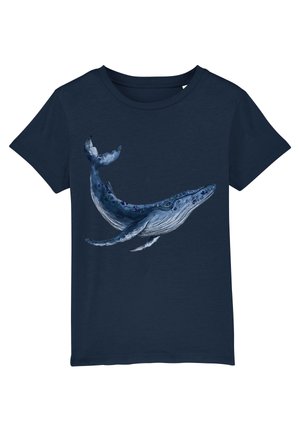 Granatowy t-shirt z krótkim rękawem ozdobiony szczegółową, akwarelową ilustracją pływającego wieloryba błękitnego.