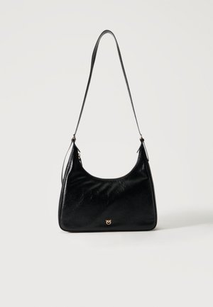 Geantă de umăr din piele neagră cu o curea subțire și un detaliu mic cu logo auriu în centrul din față, pe un fundal alb.