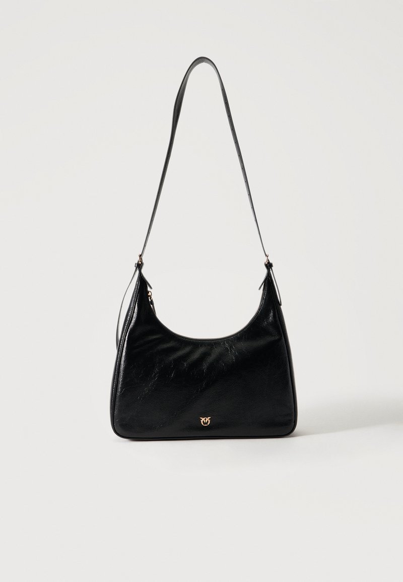 Μαύρη δερμάτινη τσάντα ώμου με λεπτό λουράκι και μικρή χρυσή λεπτομέρεια λογότυπου στο κέντρο μπροστά, σε λευκό φόντο.