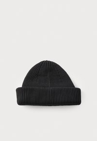 Juodas juostuotas megztas beanie skrybėlė su sulenkta kraštine, pateikta ant paprasto balto fono.