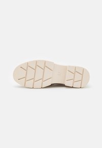 Schuhsohle in hellbeige mit strukturiertem Grip-Muster und rechteckigem Ausschnitt; Größe 37 angegeben. Flaches Design geeignet für Freizeitschuhwerk.