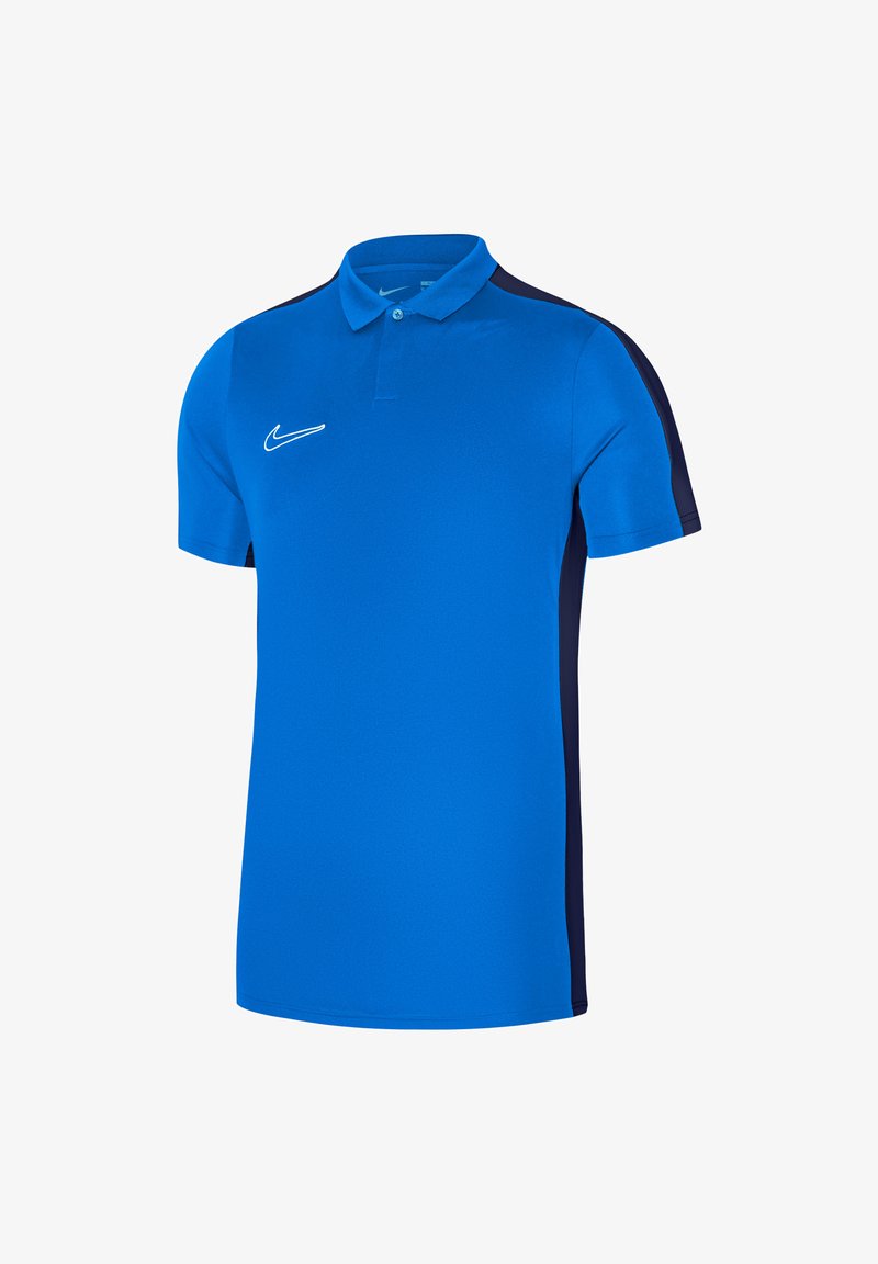 Blaues Nike-Polohemd mit kurzen Ärmeln, navy-blauen Seitenpaneelen, einem Kragen und einem weißen Logo auf der Brust. Glattes, synthetisches Material, sportliches Design.