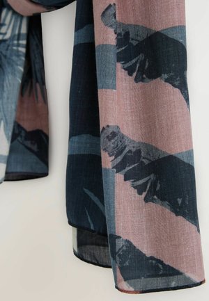 Lichte sjaal met gedurfde, abstracte bladerenpatronen in marineblauw, zachtroze en donkerblauwgroen, met een transparante textuur en rafelige randen.