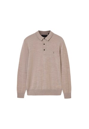 Lichtbeige polotrui met lange mouwen, gemaakt van getextureerde stof. Heeft een kraag, drie knopen en een klein embleem op de linkerborst.