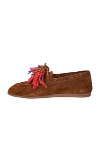 Bruine suede moccasin met kleurrijke franjes in rood en paars, met een gestikt ontwerp en een platte rubberen zool. Zijaanzicht.