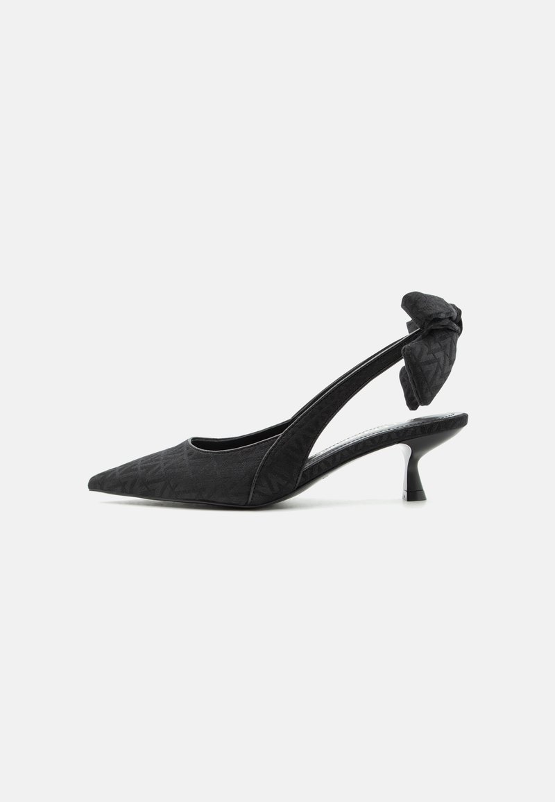 Μαύρο slingback γόβας με μυτερό μύτη, ψηλό μικρό τακούνι, υφασμάτινη υφή και λεπτομέρεια κουμπώματος στον ιμάντα της φτέρνας.