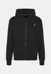 Sudadera negra con cremallera y capucha ajustable, bolsillos frontales y pequeño logo blanco de Jumpman en el lado izquierdo del pecho.