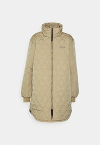 Beżowa pikowana kurtka z wysokim kołnierzem, zapinana na zamek, z długimi rękawami i rozcięciami po bokach. Posiada teksturowany wzór oraz znakowanie logo na piersi.