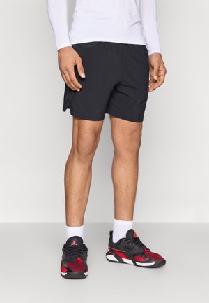 - Krótkie spodenki sportowe