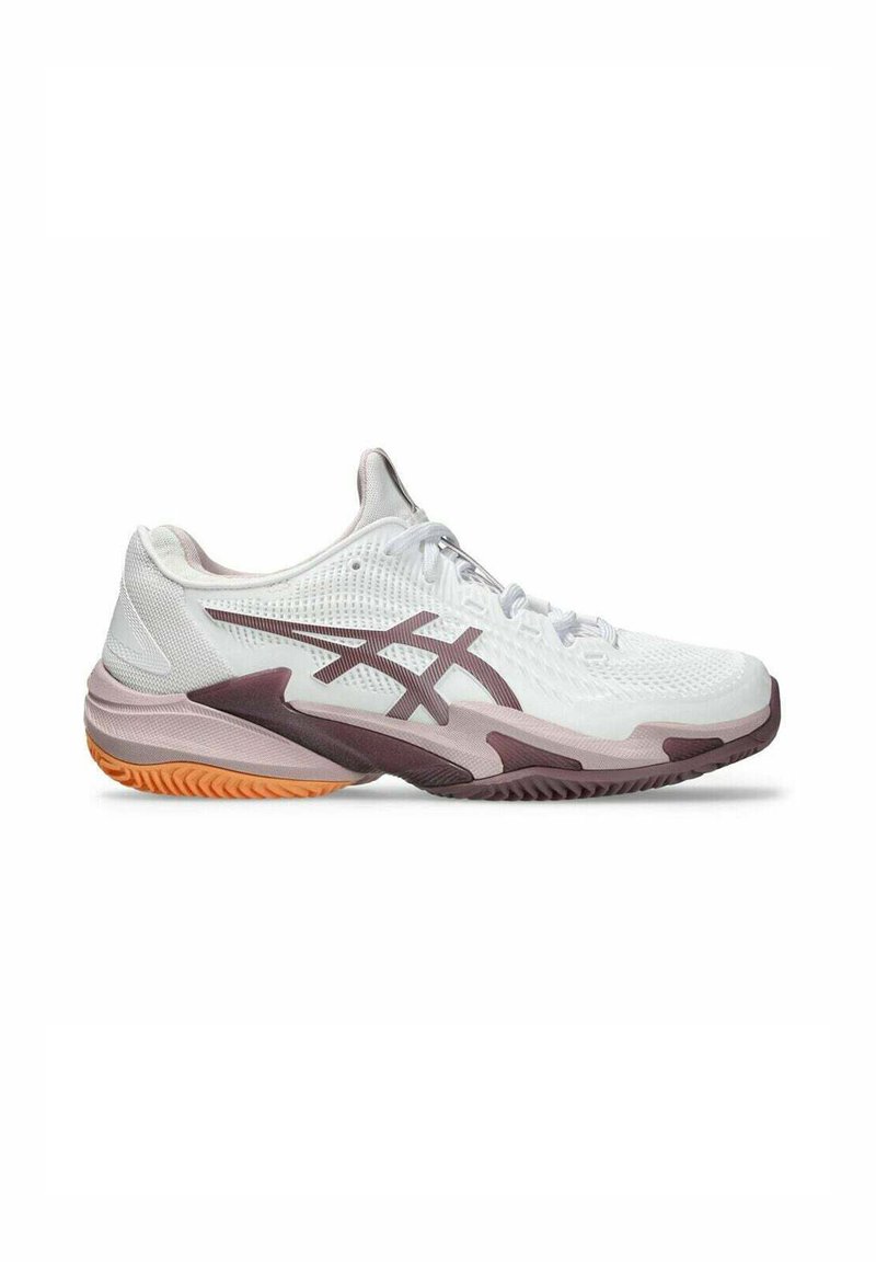 Zapatilla deportiva blanca que presenta una parte superior de malla texturizada, acentos en púrpura claro y una suela de goma con detalles en naranja. Diseño de perfil bajo.