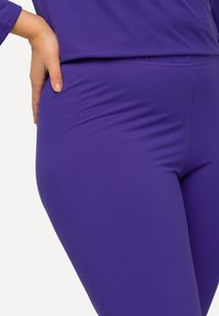 Ulla Popken FUNKTIONS SCHNELLTROCKNEND ELASTIKBUND - Leggings - purple