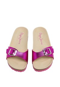 Rosa metalliska slide-sandaler med ett justerbart rem och spänne. Mjuk beige fotbädd med logotyp, platt sula och texturerad botten.