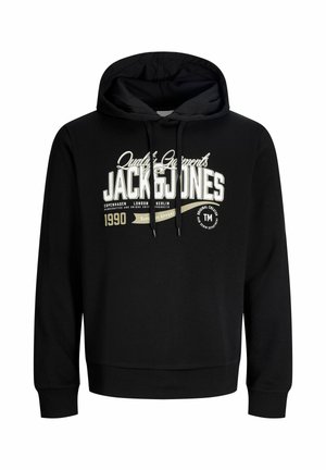 Crna majica s kapuljačom s bijelim i bež tekstom "Jack & Jones" i imenima gradova otisnutim sprijeda te vrpcama na kapuljači.