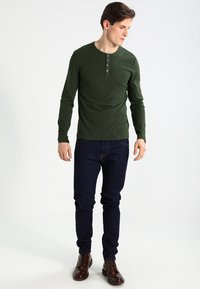 Pier One Langarmshirt - khaki