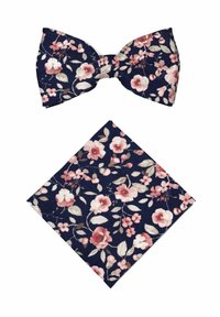 Dunkelblauer Fliegenbinder und Einstecktuch mit rosa- und weißem Blumenmuster, das Blätter und kleine Blumen zeigt.