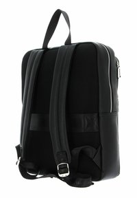 Sac à dos noir avec une finition texturée, un design slim, des bretelles rembourrées et une poignée supérieure. Comprend un compartiment zippé avec quincaillerie métallique.