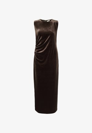 Mouwloze donkerbruine fluwelen midi-jurk met gerimpeld detail aan één zijde en een ronde halslijn.