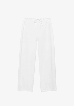 Weißes Camisole mit Spitzenbesatz, Spaghettiträgern und lockerem Sitz. Kombiniert mit passenden weißen Loungehosen mit Kordelzug. Weiche Stoffstruktur.