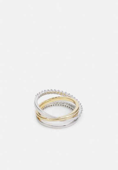 Pile de cinq anneaux entrelacés en or et en argent. Comprend des surfaces lisses et texturées, y compris des designs perlés et tordus.
