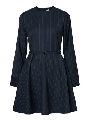 Μακρυμάνικο φόρεμα σε ναυτικό μπλε με λεπτές κάθετες λωρίδες, στρογγυλή λα ιμόκοψη, εφαρμοστό στη μέση με ζώνη που ταιριάζει και φούστα με καμπάνα.