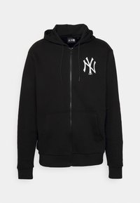 Felpa nera con zip realizzata in tessuto morbido, dotata di tasca a marsupio frontale, con un logo bianco sul lato sinistro del petto e cappuccio con cordino.