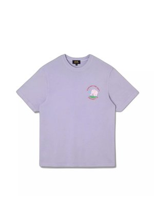 Lichtpaarse T-shirt met korte mouwen en ronde hals met een kleine roze olifant en rode tekst "Stan Ray Fire Dept Crockett, TX" op de linkerborst.