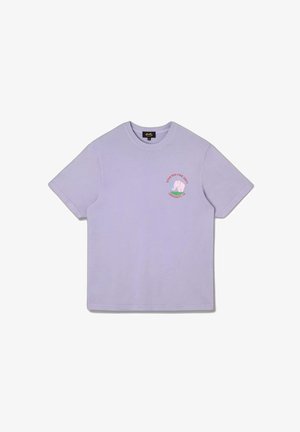 T-shirt viola chiaro a maniche corte con scollo rotondo, con un piccolo elefante rosa e testo rosso "Stan Ray Fire Dept Crockett, TX" sul petto a sinistra.