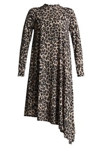 Šaty s leopardím potiskem v béžové a černé, dlouhé rukávy, vysoký límec, asymetrický lem, měkká tkanina s hladkou strukturou.