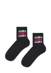 Sorte ankelstrømper i bomuld med ordet "AURA" i grønt, pink og rødt stablet lodret på fronten. Ribbet kant og glat tekstur.