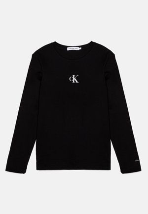 Schwarzes Langarm-T-Shirt aus Baumwolle mit Rundhalsausschnitt und kleinem weißen Logo "cK" auf der Brust.