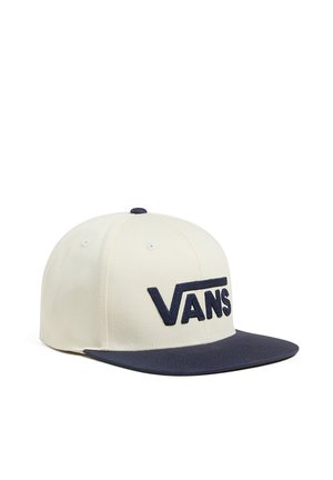 Gorra de béisbol crema con visera plana en navy. Presenta un logotipo elevado en navy "VANS" en la parte frontal. Fabricada de material textil.