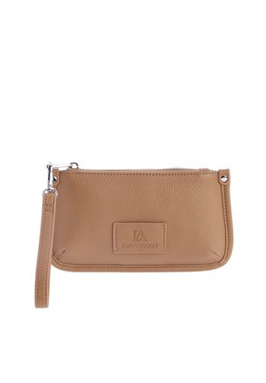 Bolso de mano de piel marrón claro con cremallera plateada y parche con el logo "Don Algodon" en relieve en el frente.