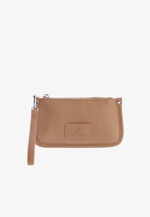 Bolso de mano de piel marrón claro con cremallera plateada y parche con el logo "Don Algodon" en relieve en el frente.