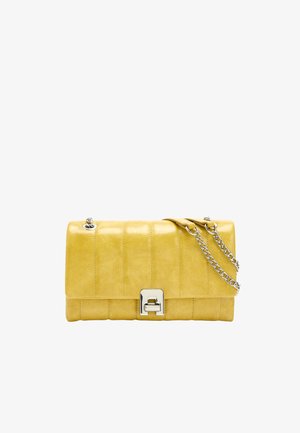 Żółta skórzana torebka z pikowaną fakturą, srebrnymi elementami metalowymi i łańcuszkowym paskiem. Zapięcie na klapę z prostokątną metalową klamrą.