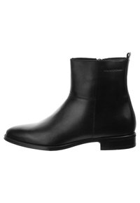 Černá kožená kotníková bota s hladkým povrchem, kulatou špičkou a bočním zipem. Disponuje nízkým podpatkem a minimalistickým designem.