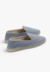 Denim espadriller med fiskebensmønster, lys blå farve, jutesål og elastiske sideindsatser for nem påtagning.