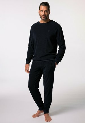 Ensemble de loungewear bleu marine en tissu doux et texturé. Comprend des manches longues, des poignets côtelés et une coupe décontractée avec des poches latérales.