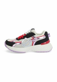 Baskets de sport avec une tige en mesh blanche et noire, accents argentés, lacets rouges, une épaisse semelle blanche et des détails en violet sur la semelle extérieure.