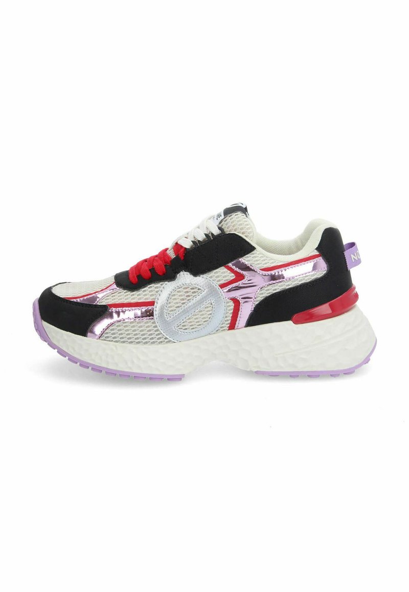 Baskets de sport avec une tige en mesh blanche et noire, accents argentés, lacets rouges, une épaisse semelle blanche et des détails en violet sur la semelle extérieure.