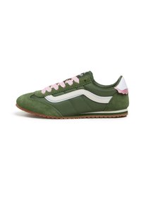 Sneaker verdi con lacci rosa, materiali in suede e nylon, dettagli bianchi, design snodato e suola in gomma marrone.