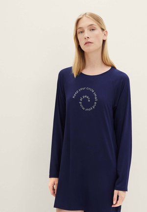 Abito lungo a maniche lunghe di color blu navy con scollo rotondo e grafica centrale che recita: "Mantieni il tuo cerchio piccolo e in pace." Tessuto morbido.