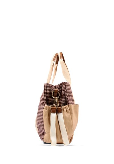 Borsa a mano marrone e beige con motivo a quadretti, manici beige e dettaglio ad anello dorato su sfondo bianco.