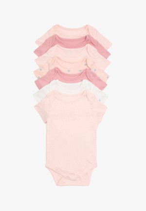 Zeven zachte katoenen babyrompertjes in tinten roze, wit en perzik, sommige met kleine blauwe strikjes, verticaal opgestapeld.