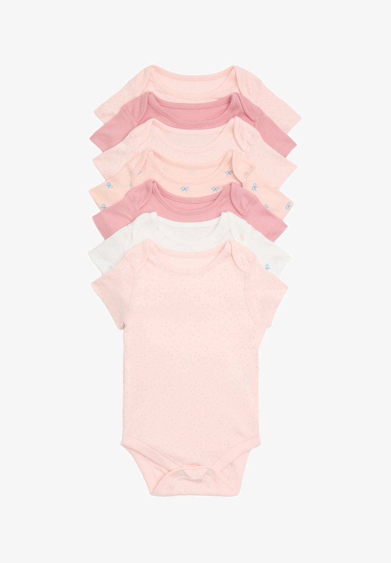 Zeven zachte katoenen babyrompertjes in tinten roze, wit en perzik, sommige met kleine blauwe strikjes, verticaal opgestapeld.